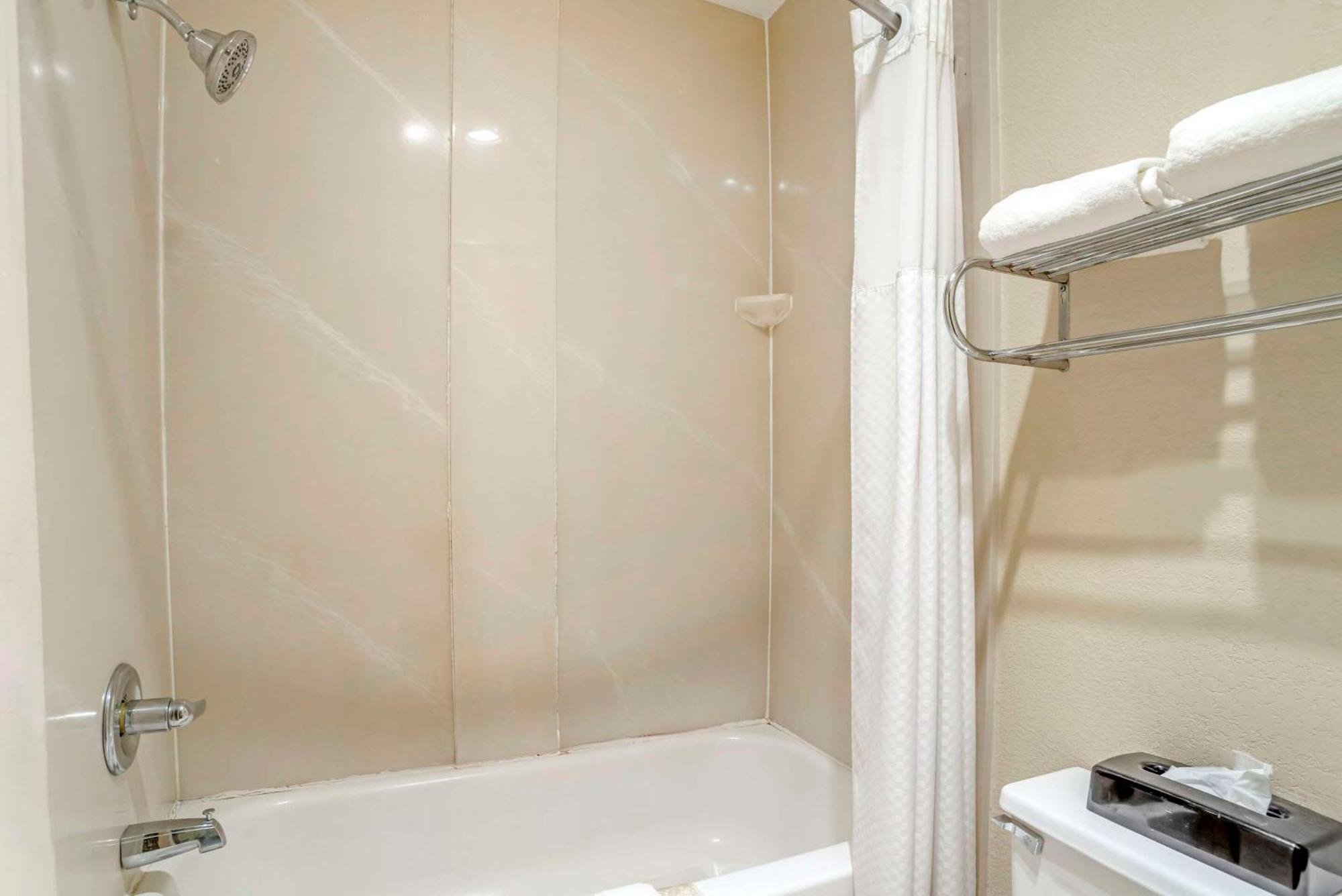 Quality Inn Near Speedway Wilkesboro Buitenkant foto